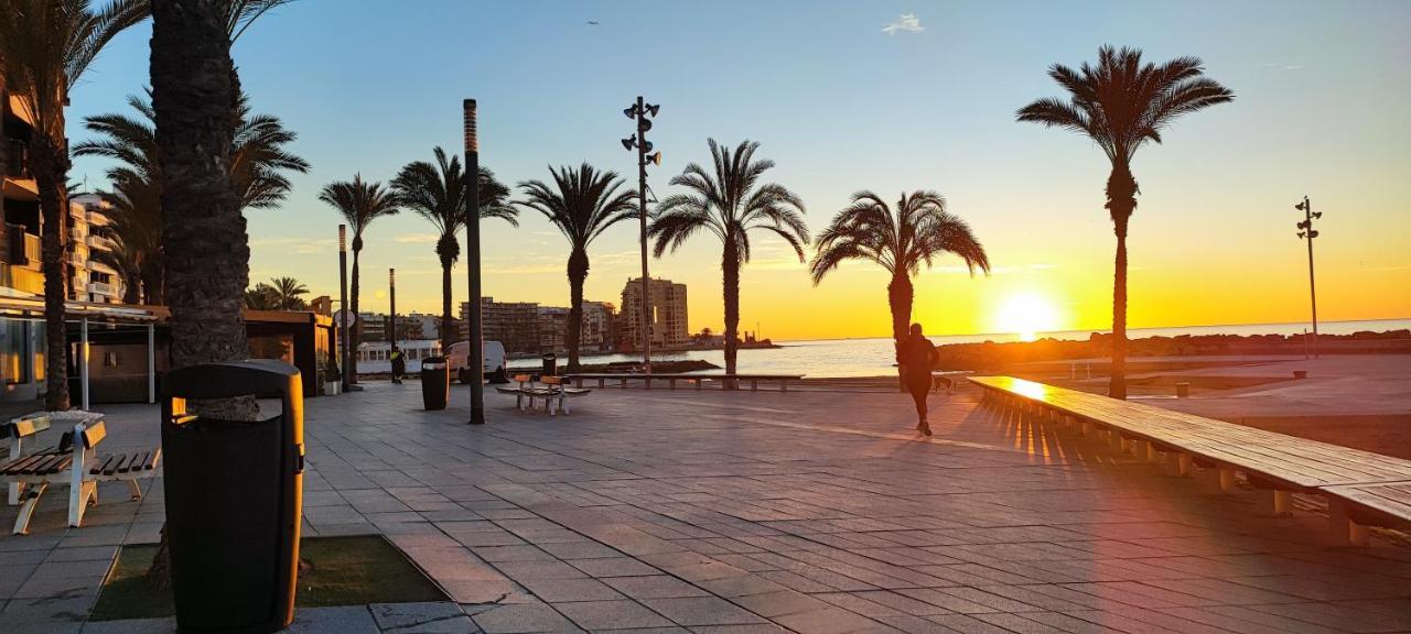 Beachside Apartment In Torrevieja Bagian luar foto