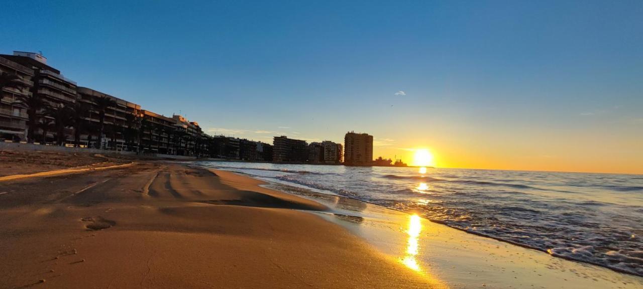 Beachside Apartment In Torrevieja Bagian luar foto