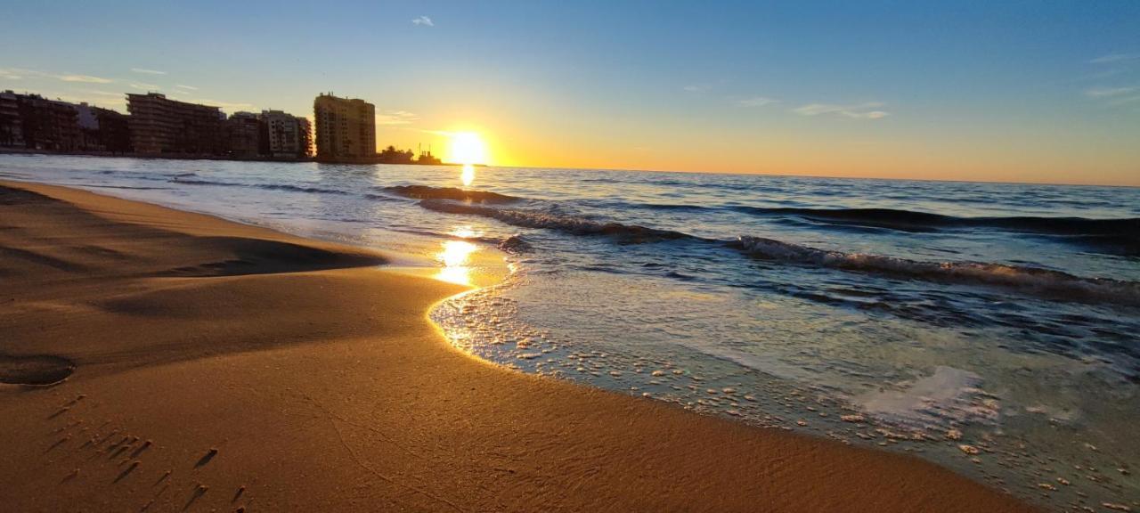 Beachside Apartment In Torrevieja Bagian luar foto