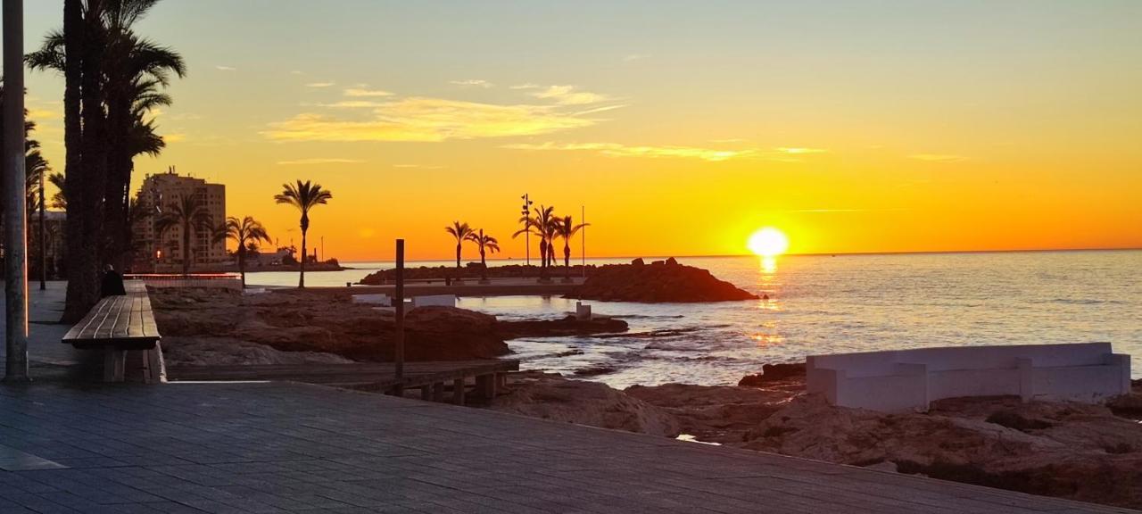 Beachside Apartment In Torrevieja Bagian luar foto